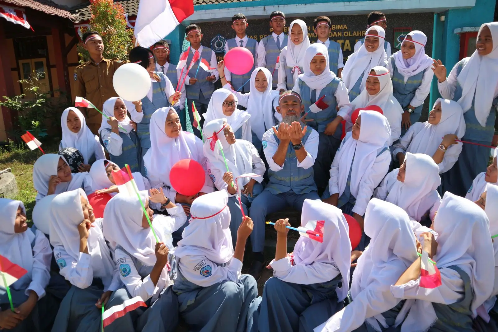 Keceriaan sebelum jalan sehat keluarga