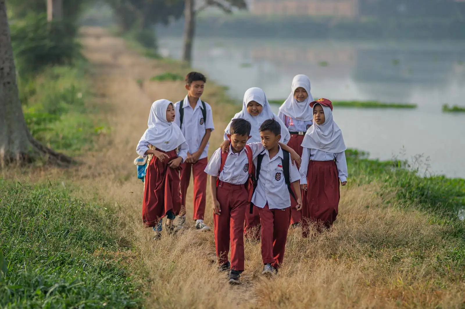 Berjalan ke sekolah pada waktu pagi